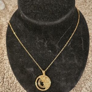 Elegant Gold Pendant Necklace